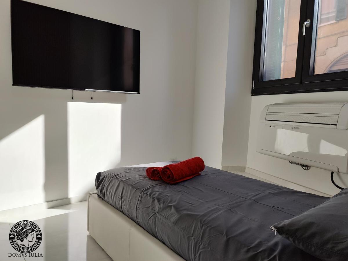 Domus Iulia - Colosseo Рим Экстерьер фото