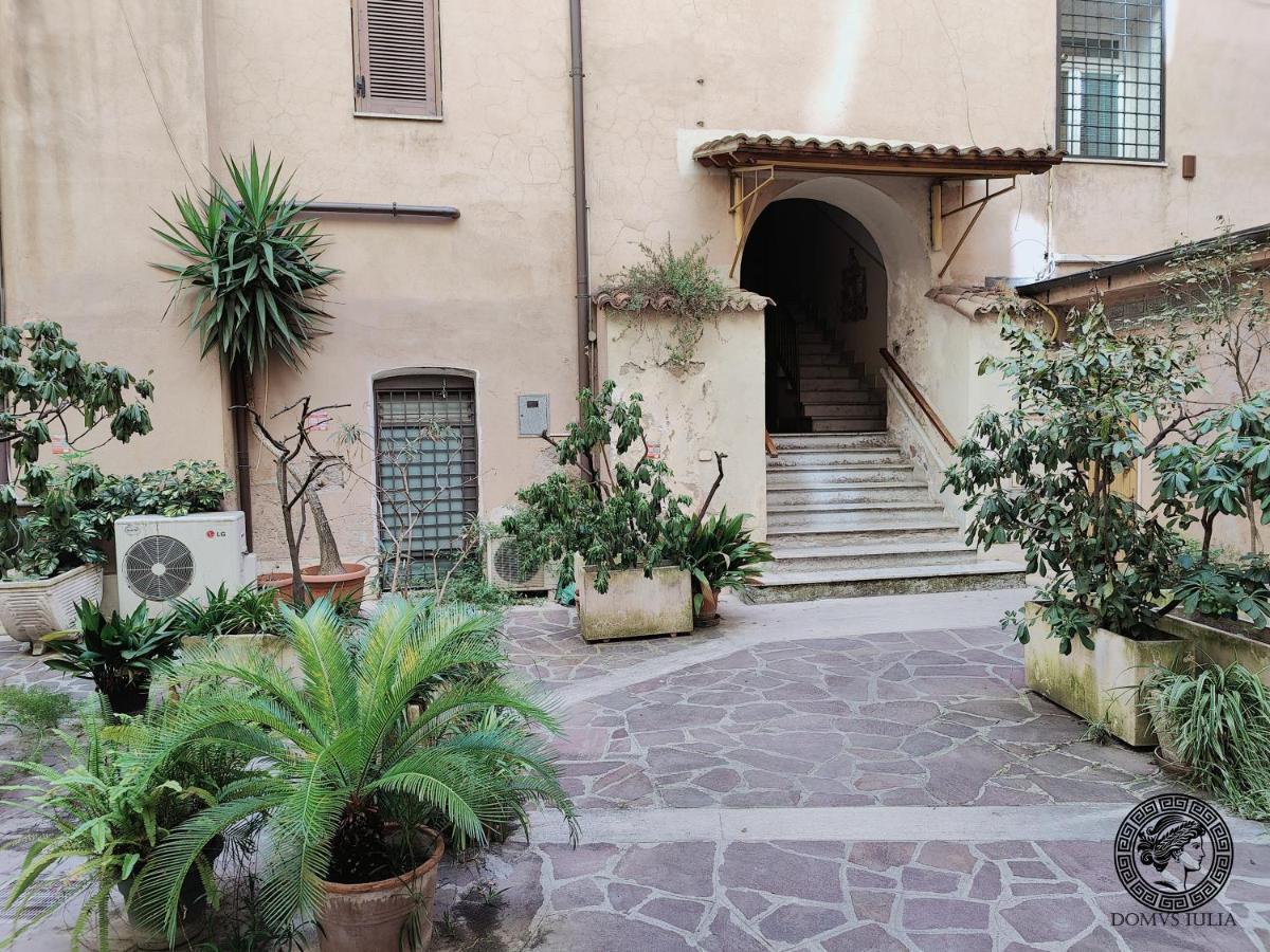 Domus Iulia - Colosseo Рим Экстерьер фото